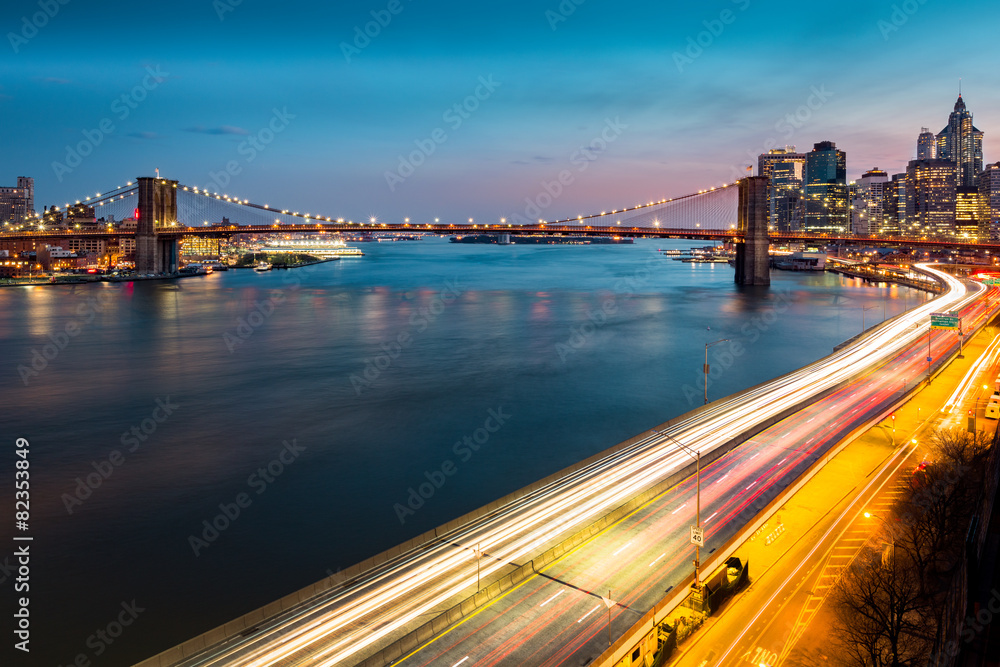 Fototapeta premium Brooklyn Bridge and FDR drive traffic at dusk