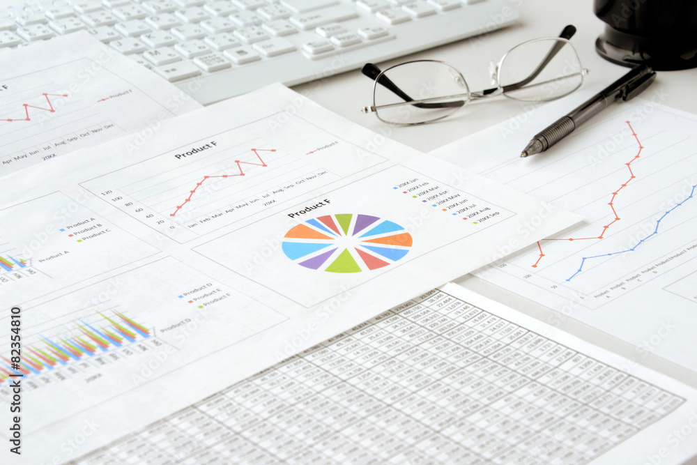 無人のオフィスのデスク