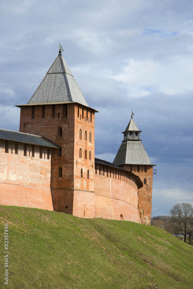 Башни Княжая и Спасская облачным  днем. Новгородский кремль