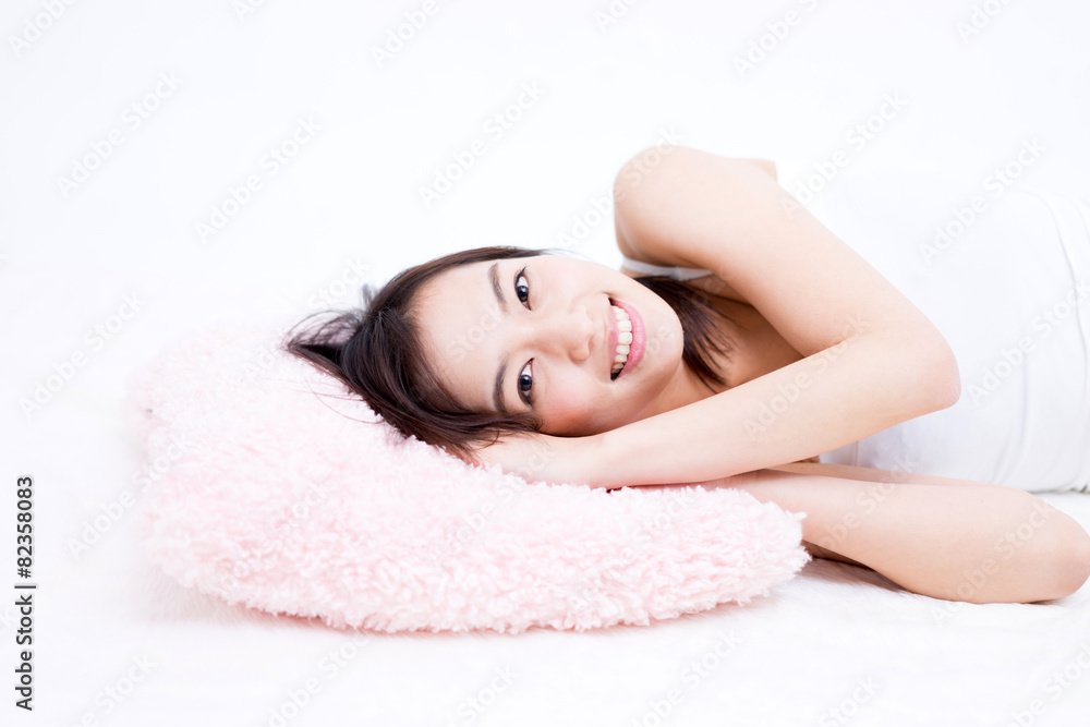 ベッドで寝る女性