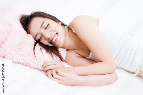 ベッドで寝る女性