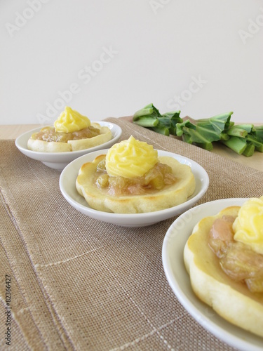 Ofengebackene Eierkuchen mit Rhabarber und Vanillepudding