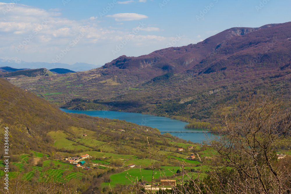 Lago di Barrea fotografato dall'alto in Abruzzo