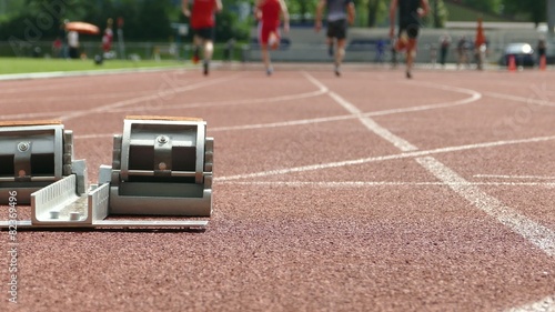 Short track runners start