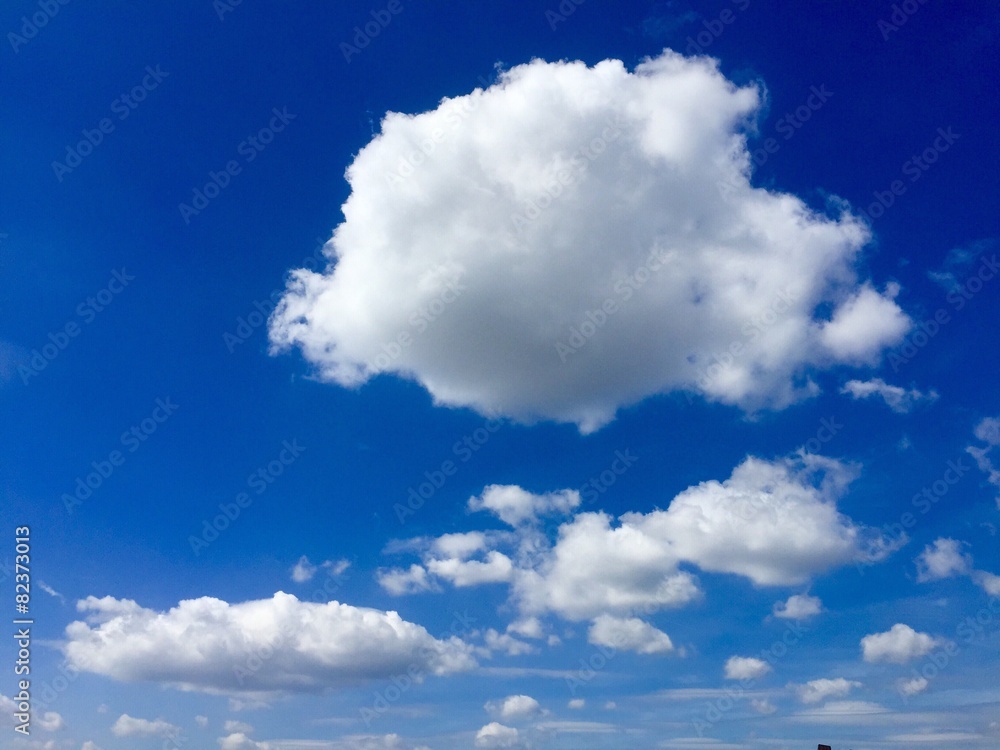 Obraz premium Perfekte Schäfchenwolke schwimmt im Wolkenmeer
