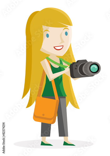 una mujer sosteniendo una cámara de fotos profesional