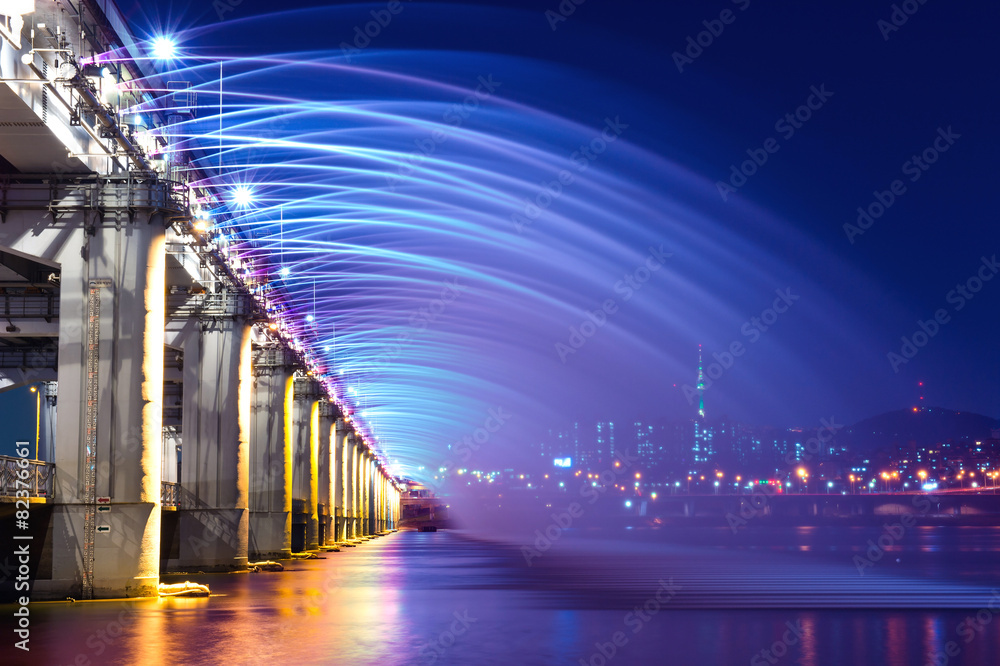 Fototapeta premium Rainbow fountain show at Banpo Bridge in Seoul, South Korea.