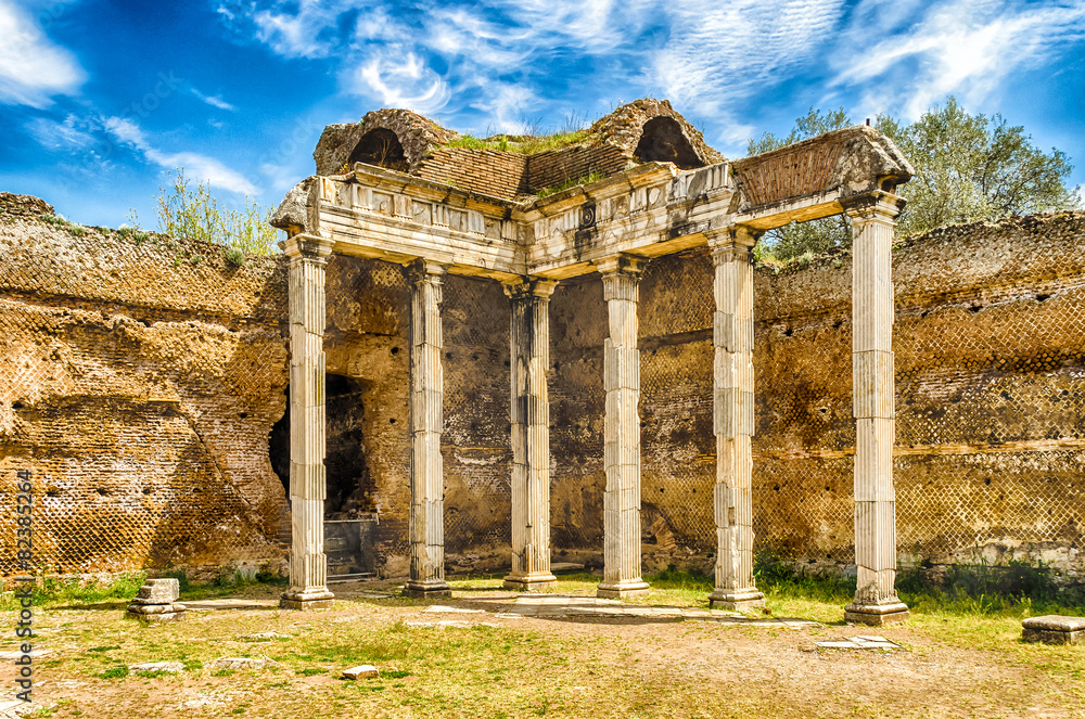 Fototapeta premium Ruins of Corinthian Columns at Villa Adriana (Hadrian's Villa),