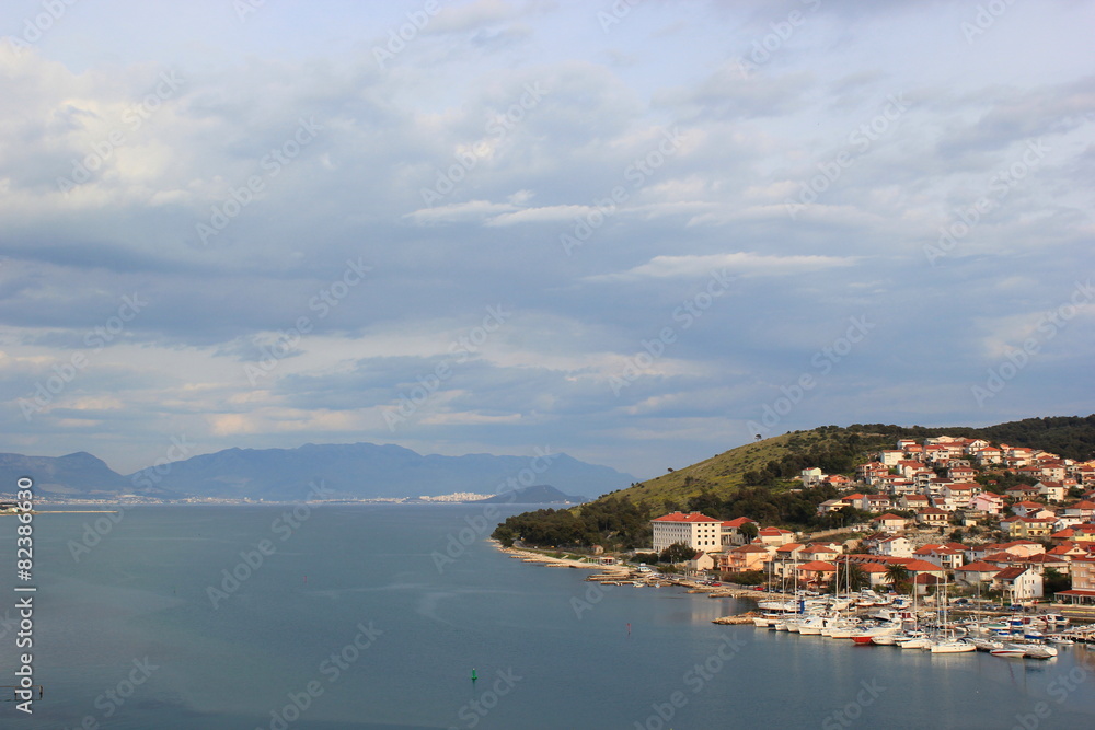 Die Adria und ein Teil der Stadt Trogir in Dalmatien (Kroatien)