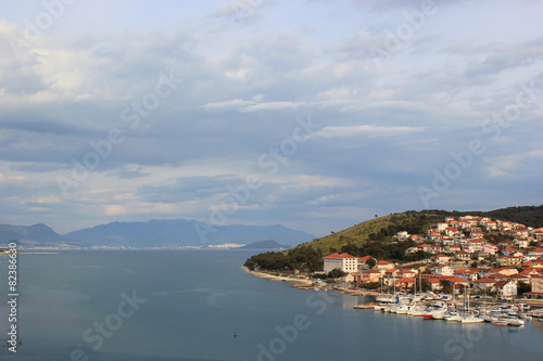 Die Adria und ein Teil der Stadt Trogir in Dalmatien  Kroatien 