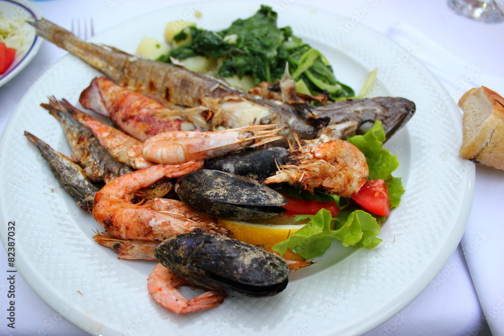 Ein Teller mit verschiedenen Meeresfrüchten in Kroatien