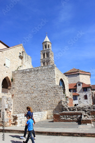 Touristen im Diokletianpalast in der Altstadt von Split photo