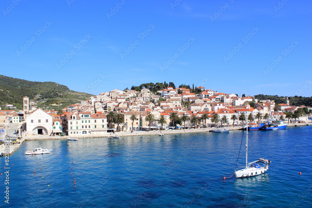 Altstadt und Hafen der Insel Hvar in Kroatien (Dalmatien)