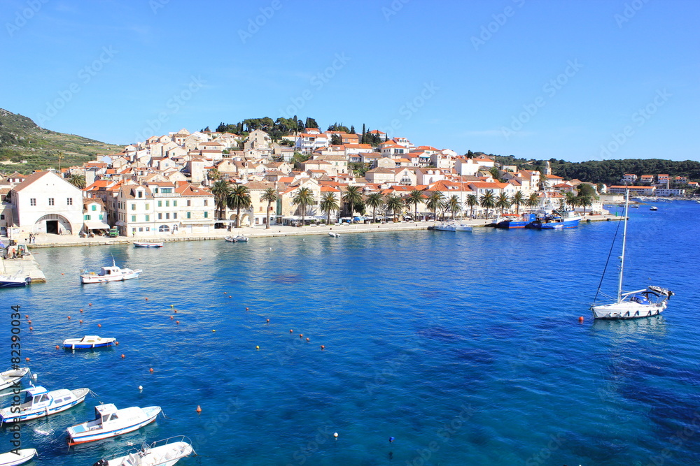 Blick auf Hafen und Altstadt der Insel Hvar (Kroatien)