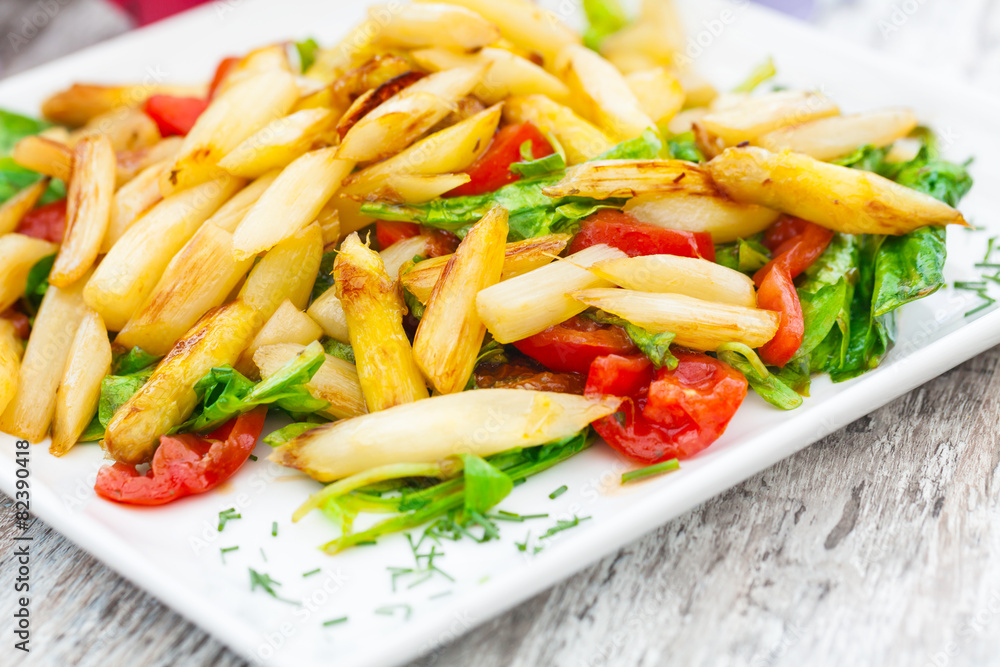 Gebratener Spargel auf Salat Gebratener Spargel auf Salat