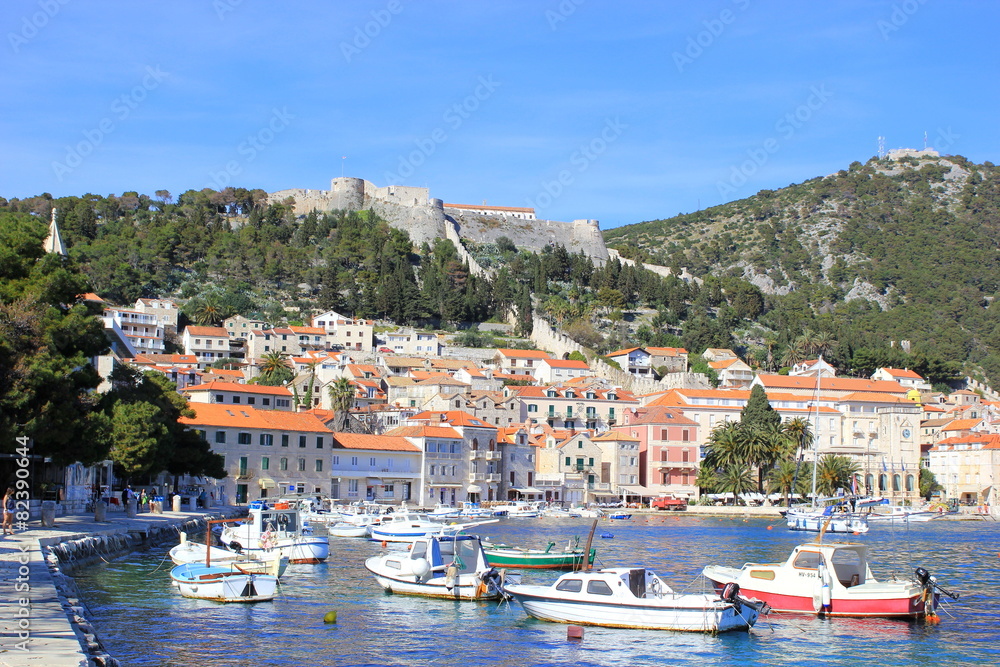 Schiffe im Hafen der Inselstadt Hvar in Dalmatien (Kroatien)