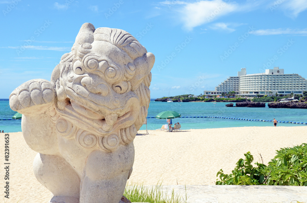 Pretty Shisa in Onna Beach, Okinawa, japan - obrazy, fototapety, plakaty 