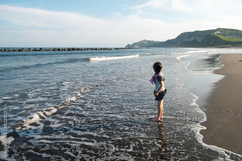 波打ち際に立つ女の子 Stock Photo Adobe Stock