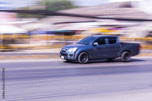 pick-up Speeding in road