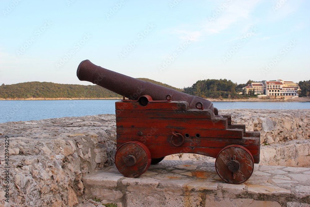 Antike Kanone an der Küste der Insel Korcula in Kroatien