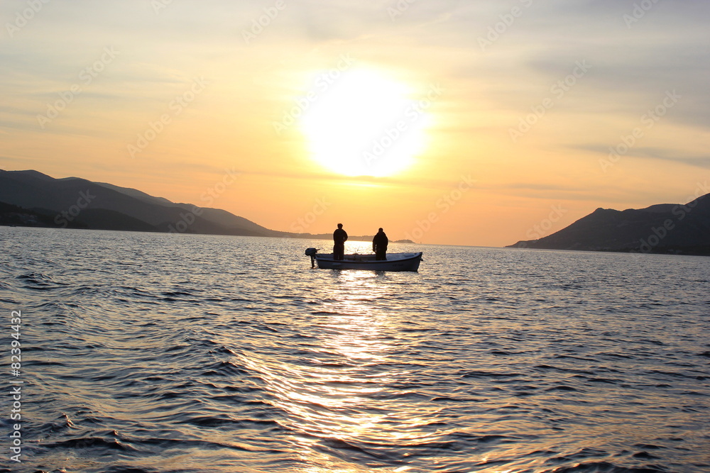 Silhouette zweier Angler im Sonnenuntergang vor Korcula Silhouette zweier Angler im Sonnenuntergang vor Korcula
