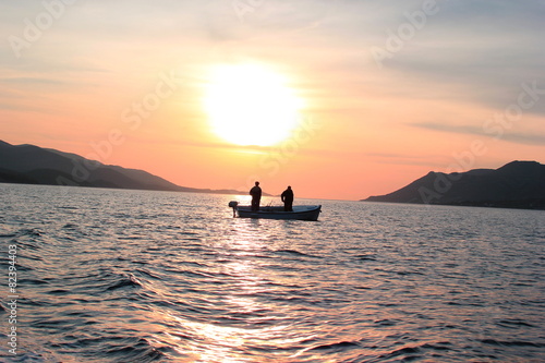 Zwei Fischer im Sonnenuntergang vor der Insel Korcula