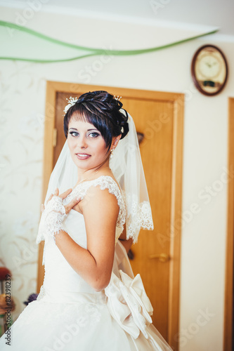 Young beautiful caucasian bride. wedding fashion portrait.