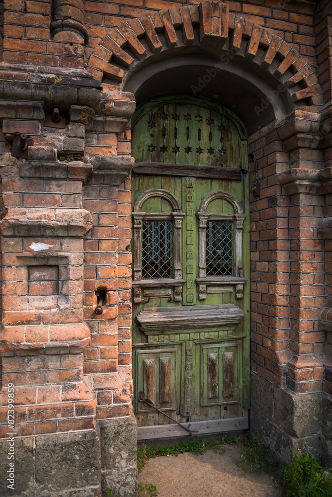 Дверь старого каменного купеческого здания