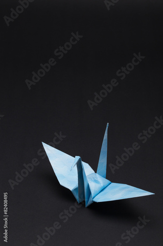 折り鶴（1羽）黒背景 © Yoshinori Okada