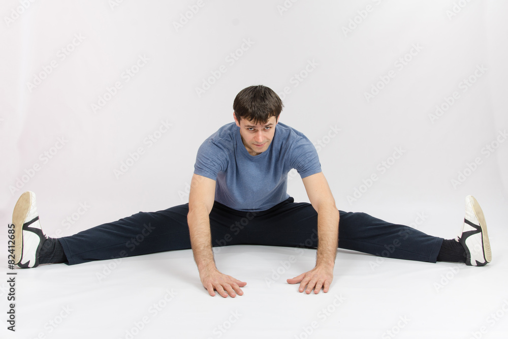 Fototapeta premium Athlete sitting on the splits