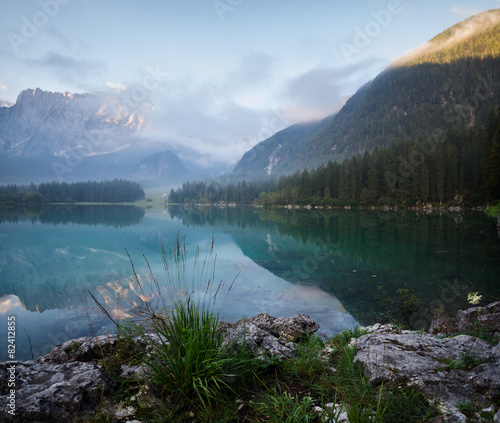 Fototapeta Naklejka Na Ścianę i Meble -  Piękny poranek nad alpejskim jeziorem