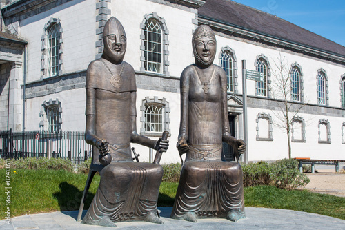 Foto Strongbow and Aoife Bronze Statues in Waterford Ireland
