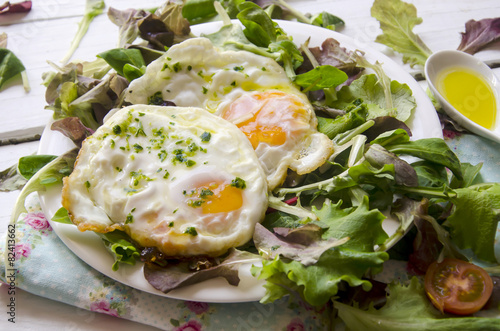 Ensalada con huevos fritos