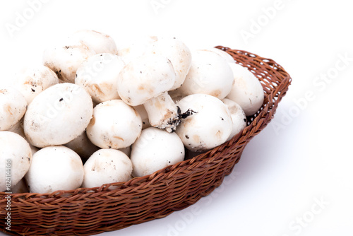 funghi champignon in una cesta