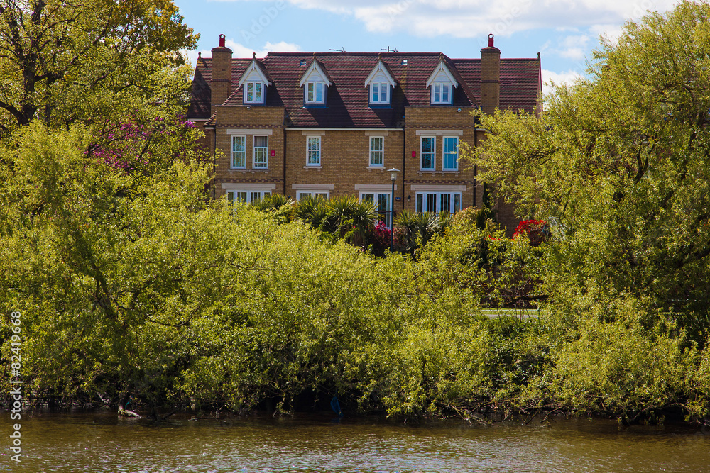 Fototapeta premium House on the bank of Thames. London