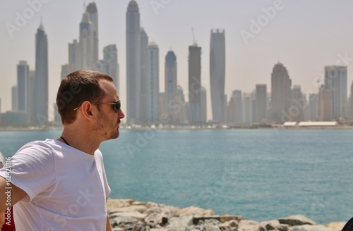Canvas Print Man looks at the Dubai city