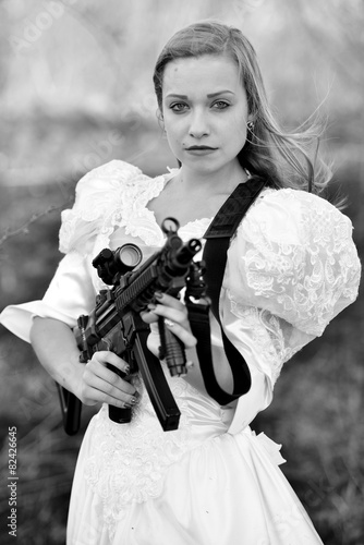 une belle femme avec un pistolet photo