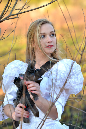 une belle femme avec un pistolet photo