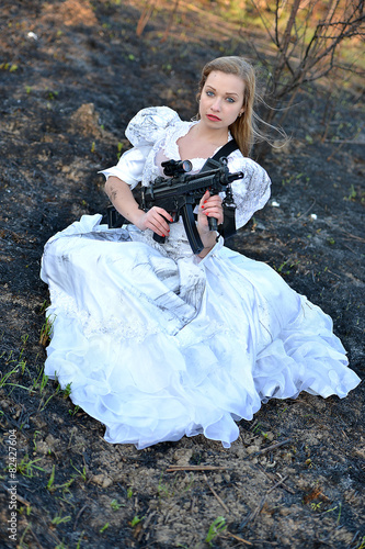 une belle femme avec un pistolet photo