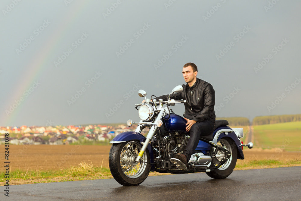 Obraz premium Mężczyzna jedzie na motocyklu