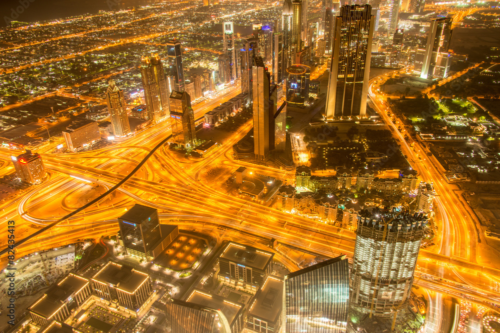 Obraz premium Panorama of night Dubai during sunset