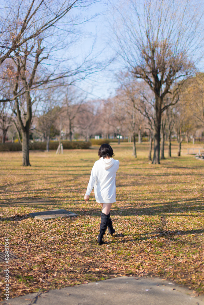 Fototapeta premium 女性の後ろ姿