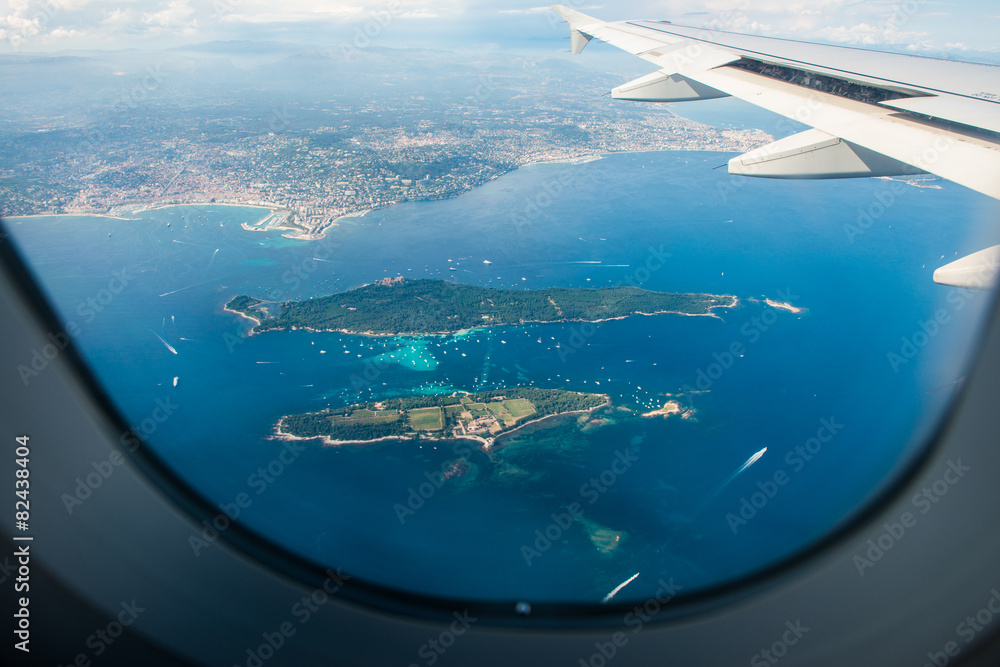 Obraz premium Airplane wing out of window