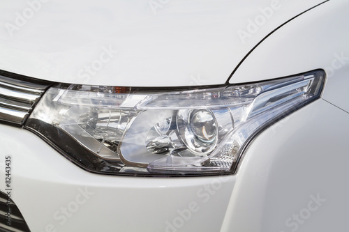 車のヘッドライト Headlight of the white car