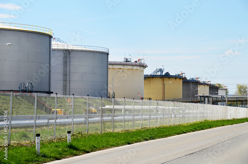 Mineralöltanks einer Raffinerie