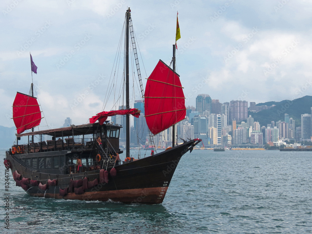 Obraz premium Chinese sailing ship in Victoria Habour, Hong Kong