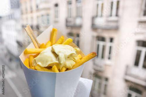 Bilde på lerret Belgian fries with mayonnaise on blurred street background