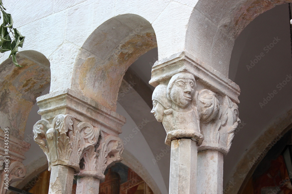 Detail der Säulen und Arkaden im Franziskanerkloster Dubrovnik