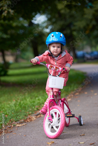 Fototapeta Naklejka Na Ścianę i Meble -  little girl with bicycle