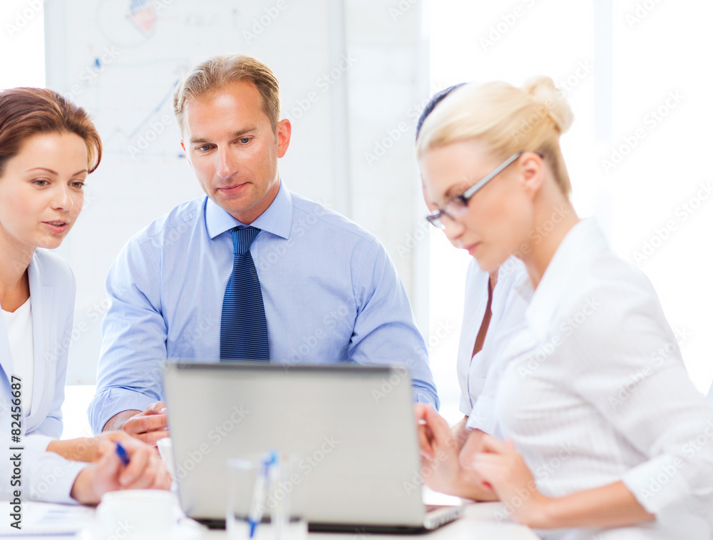 Obraz premium business team having meeting in office